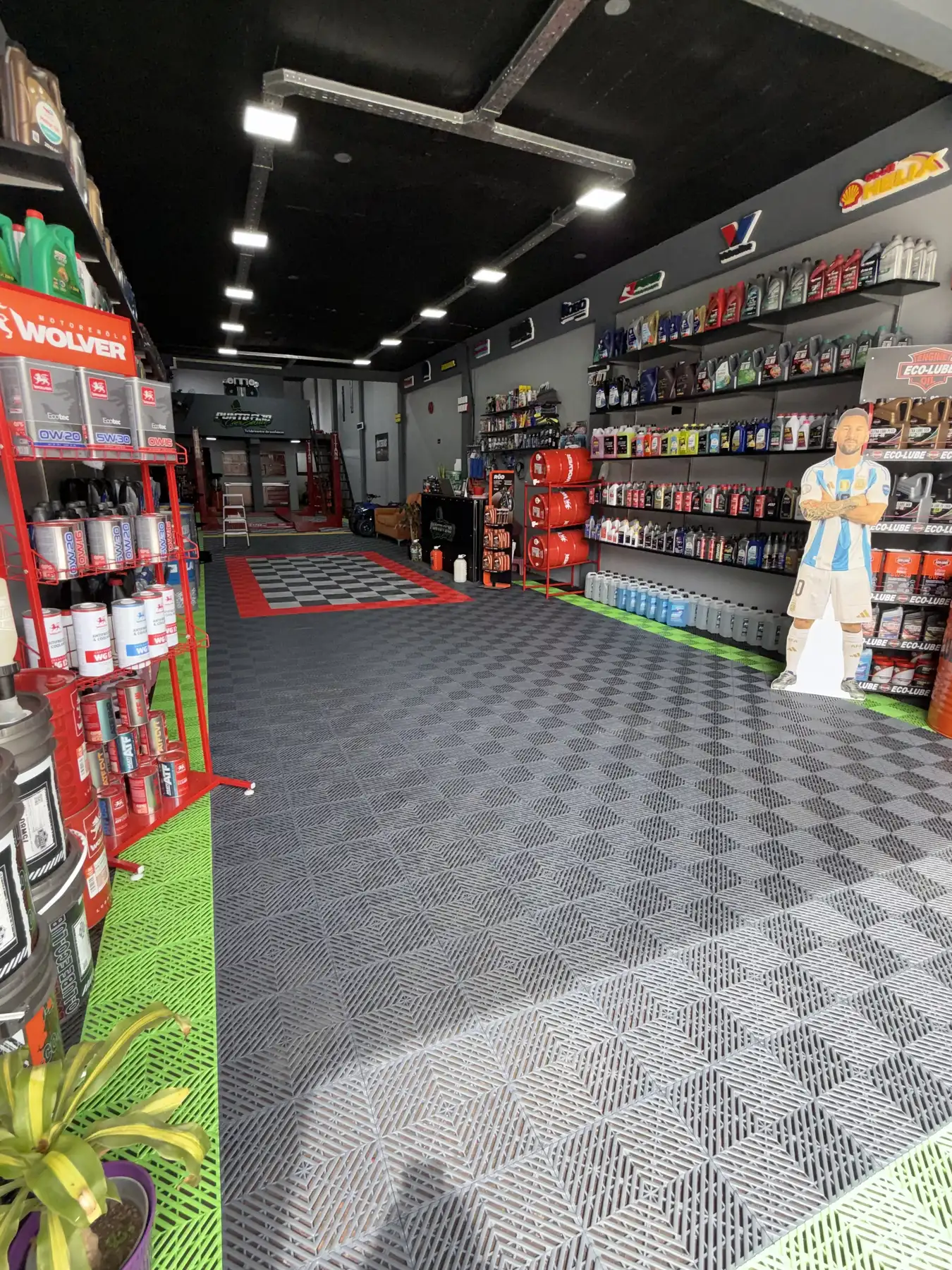 Interior del local con estanterías de lubricantes