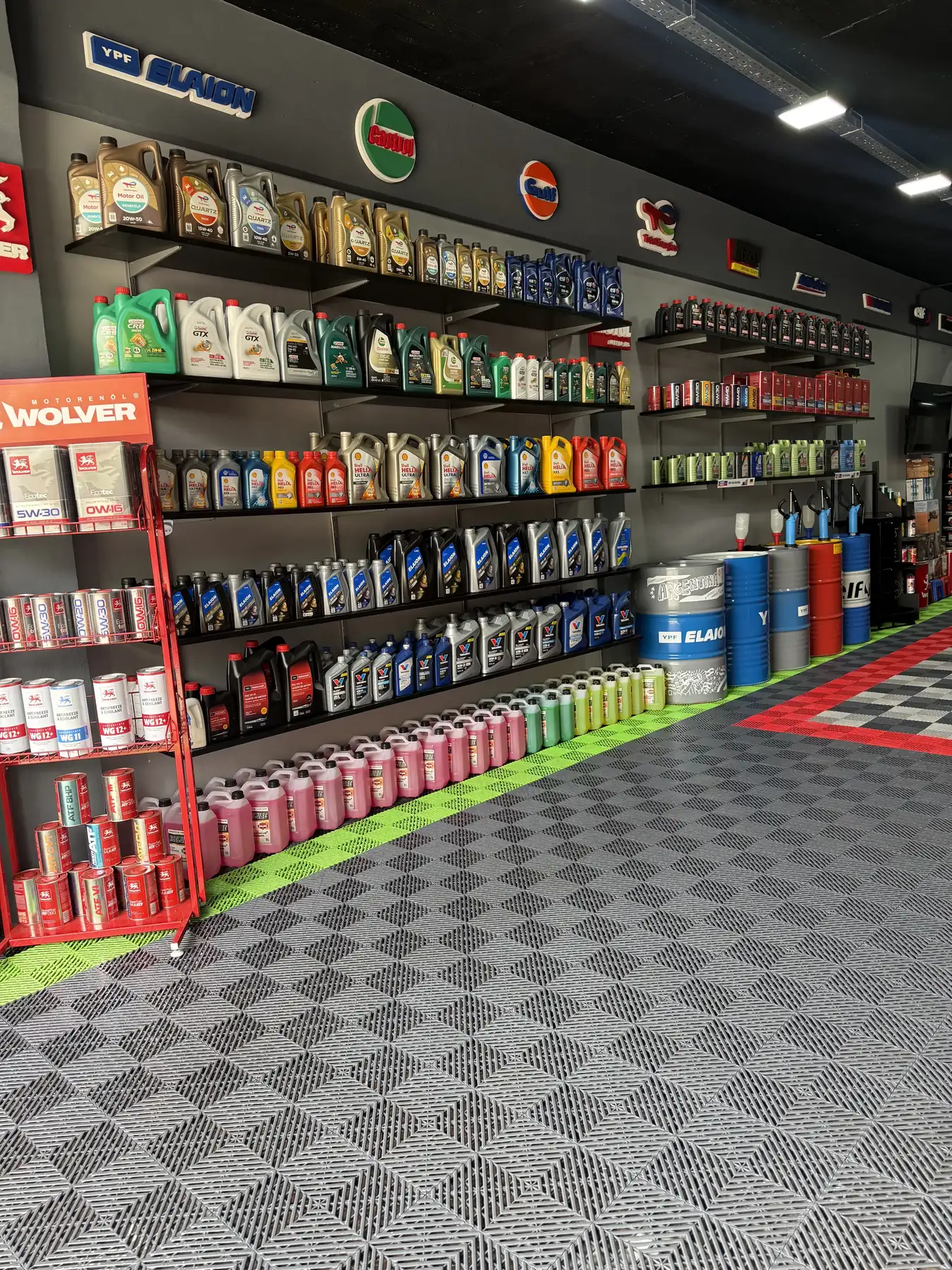 Pared de aceites YPF Elaion, Castrol, Gulf y Shell
