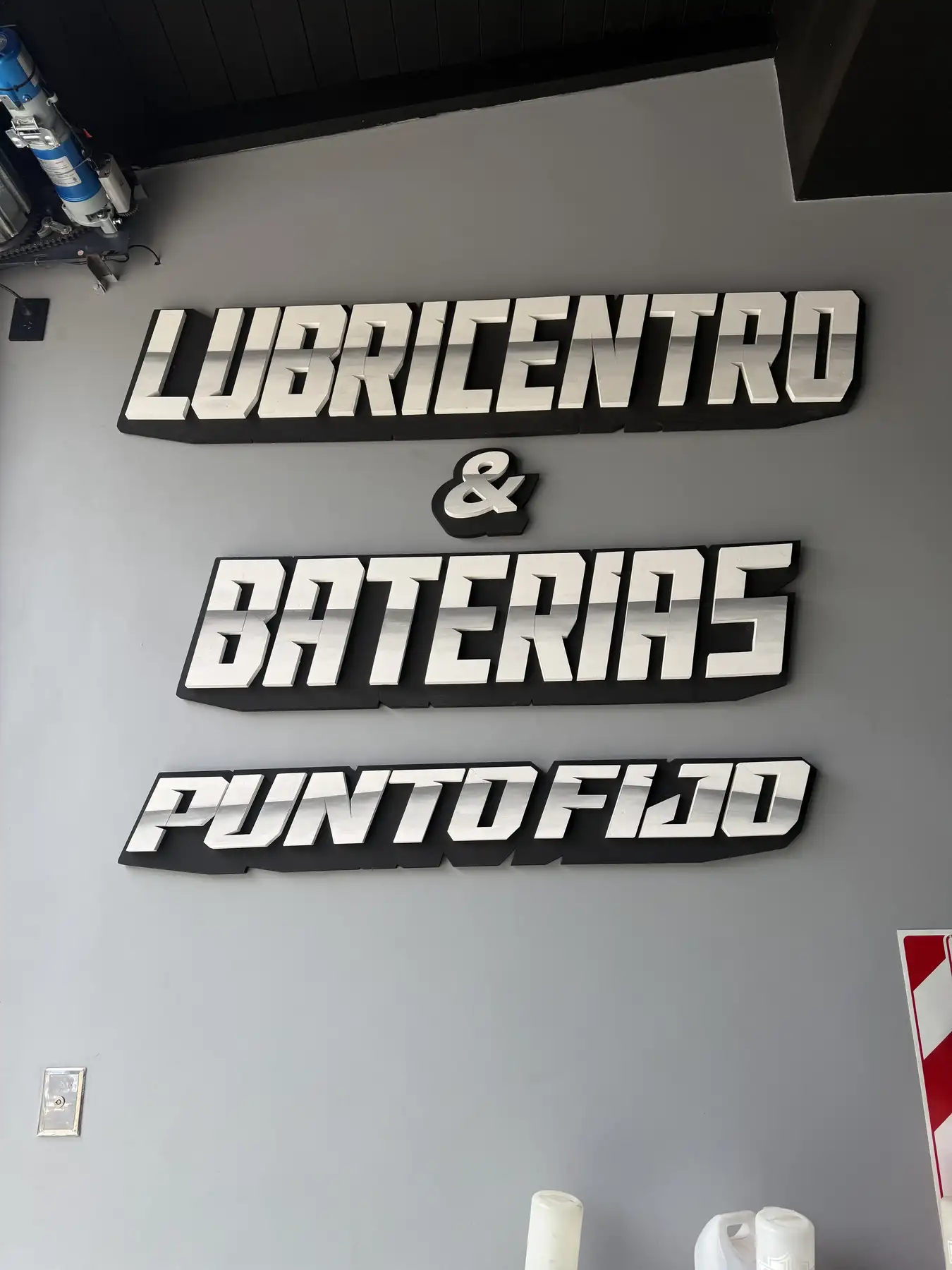 Cartel Lubricentro y Baterías Punto Fijo